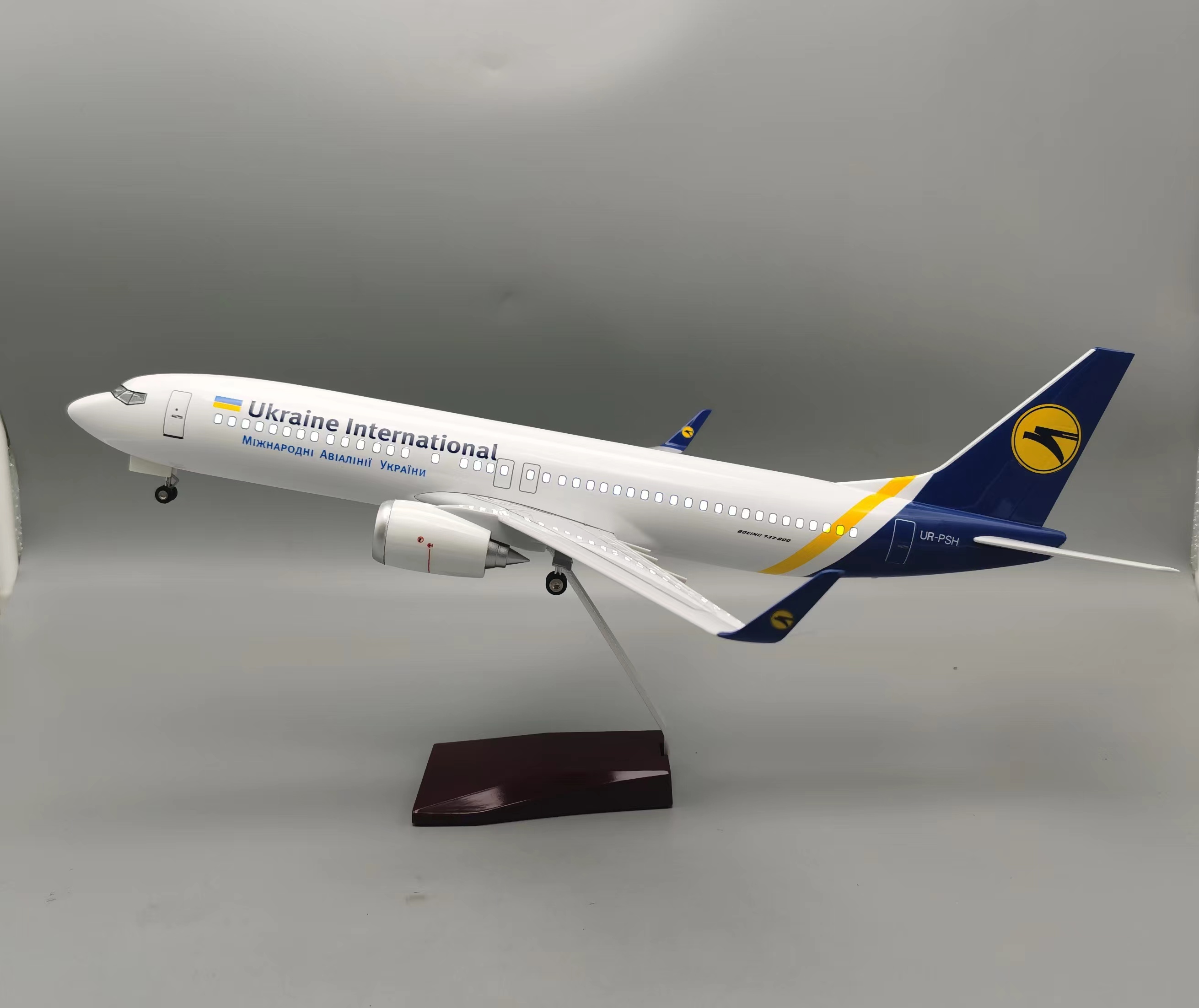 Model Kit Ukraine - Масштабная модель самолета B737 (Украина) 1:85